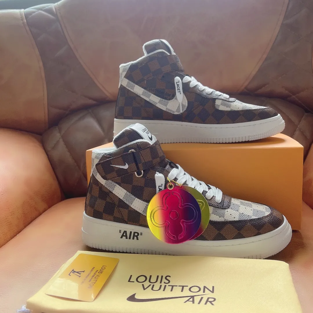P500 Loui* Vuitto* x OFF-WHITE x Nike tripartite collaboration! Trendy and cool men's high-top casual sports shoes with unrivaled color matching. The design idea basically continues the style of THE TEN. The Swoosh line and tongue label have a very familiar visual effect and are both fashionable and trendy! A must-have for fashionistas! The effect on your feet is absolutely stunning! Size: 38-45